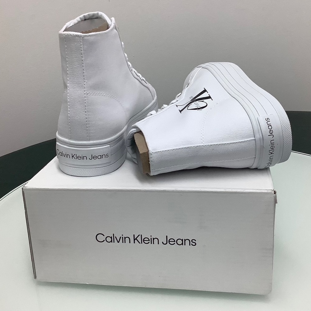 Calvin Klein - Picture 4 of 4